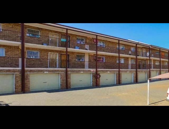 2 BEDROOM APARTMENT FOR SALE IN KEMPTON PARK